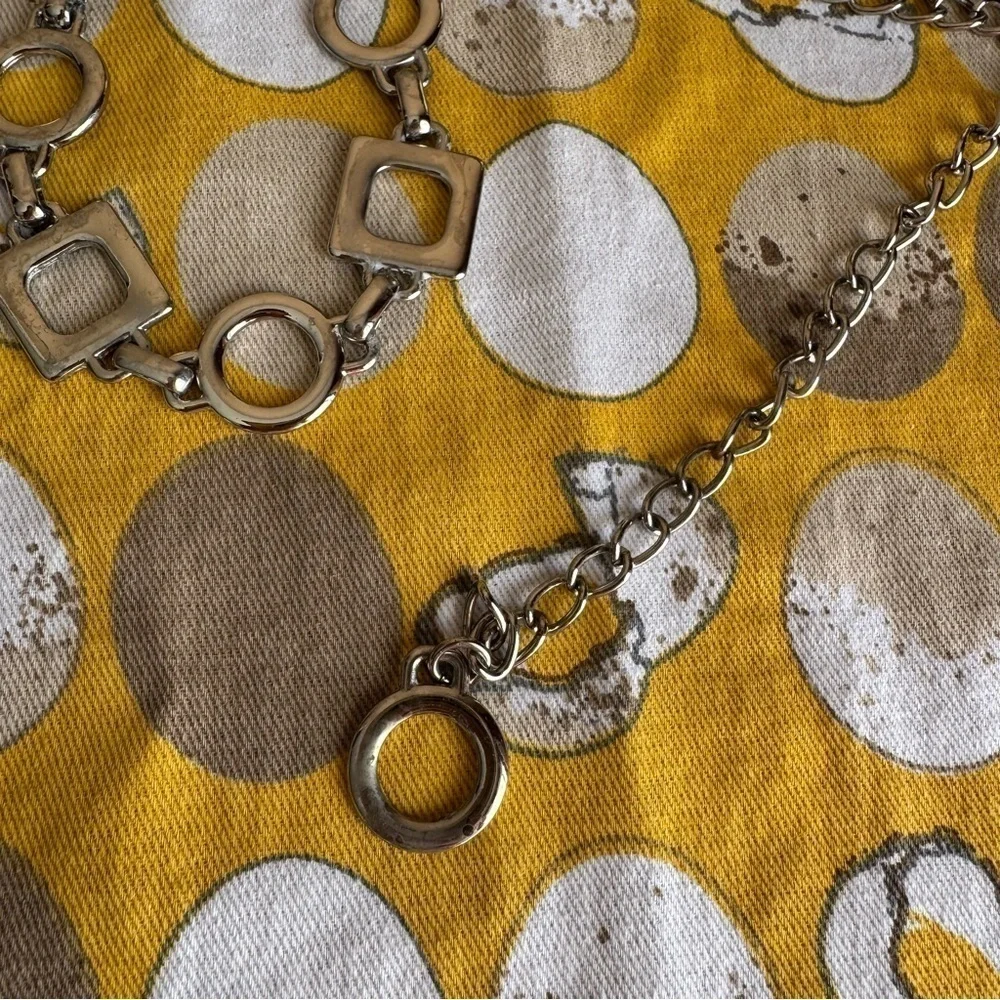 Square and circular chain link belt